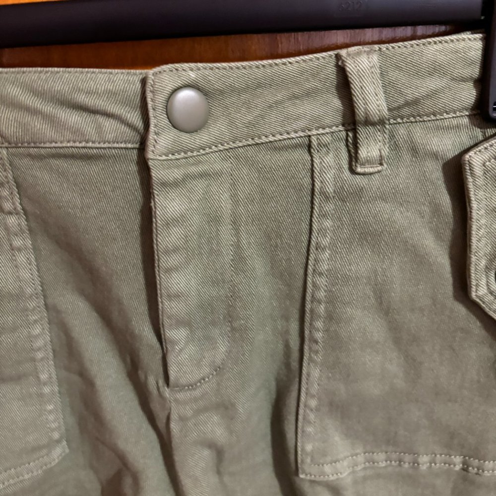 Venus‎ Green Snap Button Shorts Size 8 - Picture 4 of 14